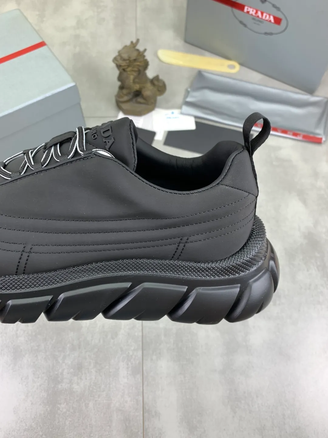 Men's shoes 💰P560💰[New style] popular models are on the official website, 🆘 Trendy brand (Prada) mainly promotes popular models, avant-garde and versatile fashion men's shoes private version mold opening, cowhide surface splicing 1:1.. Fashionable and simple, original imported cowhide lining cowhide feet; the atmosphere and personality are more fashionable, eye-catching and pursuing class. It will subvert the old idea and be a must-have for fashionistas with you! Must keep it for yourself! Tall and comfortable, large and low, high-end quality workmanship. Size: 38-44 5️⃣colors available.